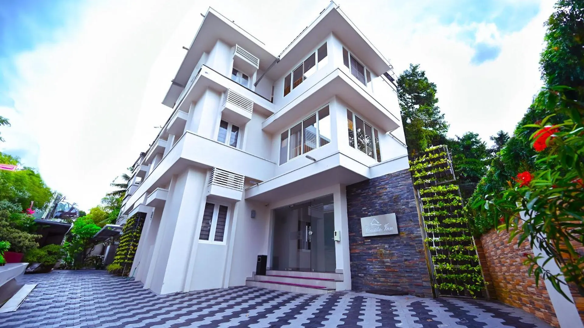 Castilo Inn Hotel Apartments location